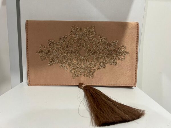 Pochette brodée