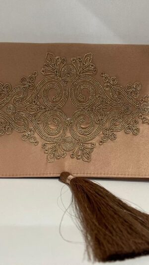 01b7e341-cd6b-4a96-aba4-abcfa86fe621 Pochette brodée