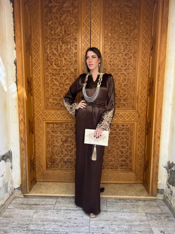 Robe d’hôtesse: « manchettes marron »