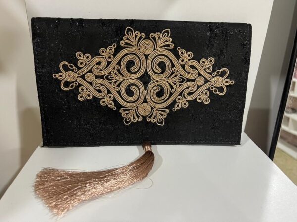 Pochette brodée en brocard
