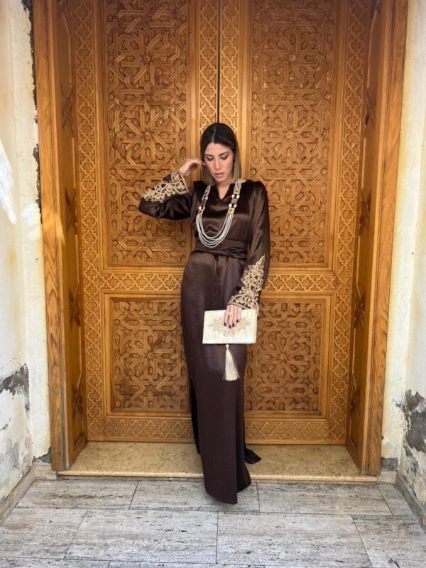 Robe d’hôtesse: « manchettes marron »