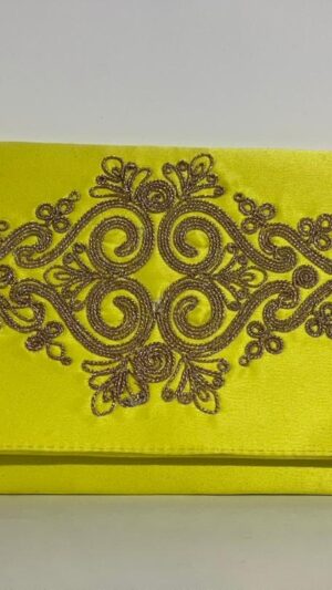 7168d42e-7a02-4560-a314-439d537e53cc Pochette brodée