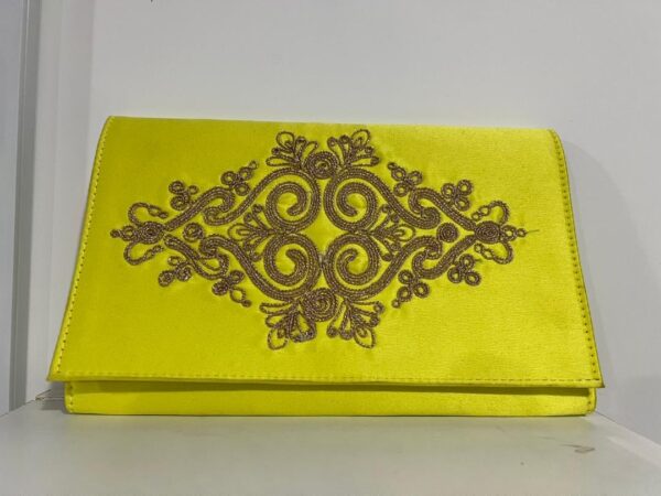 Pochette brodée