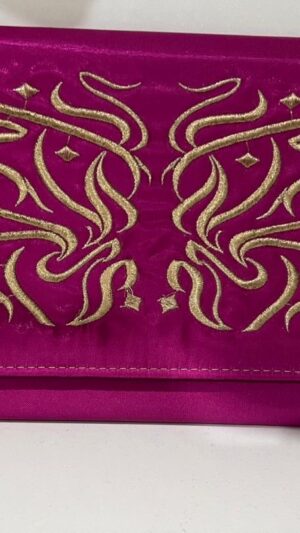 859b59f6-4cc9-4f98-906b-34cf37045bc8 Pochette brodée