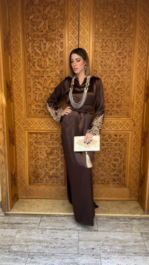 Robe d’hôtesse: « manchettes marron »