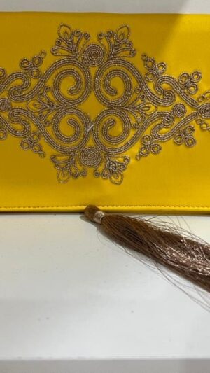 bc74a069-de30-49af-b834-73f9ac1843a7 Pochette brodé