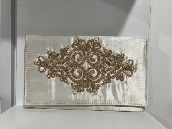 Pochette brodée