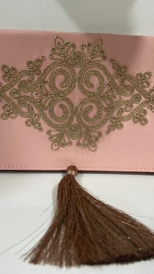 Pochette brodée