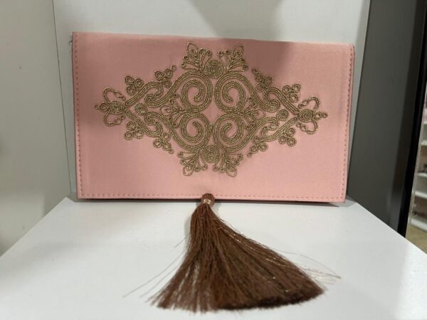 Pochette brodée