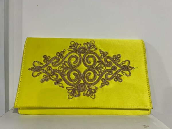 Pochette brodée