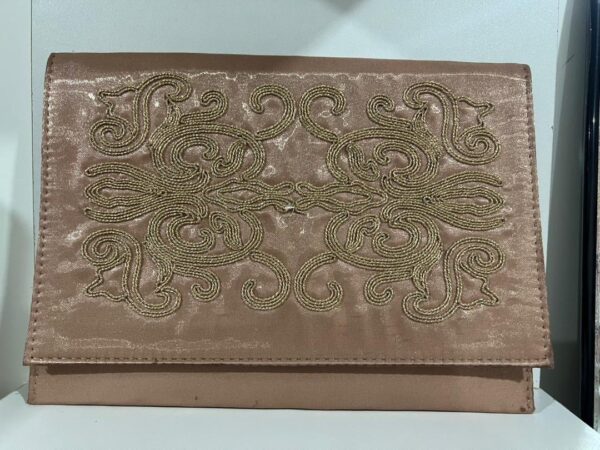 Pochette brodée
