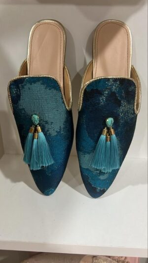 Mule bleu avec motifs fait main