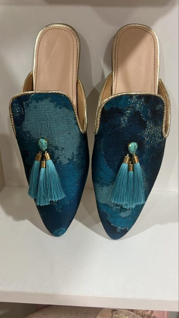 Mule bleu avec motifs fait main