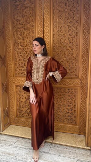 Robe d’hôtesse « caftan marron »