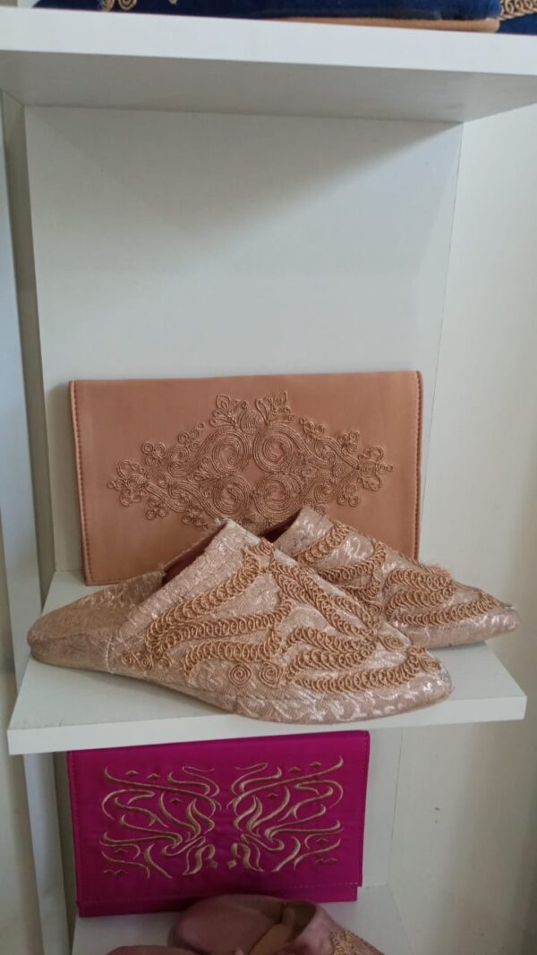 Babouche rose brodée